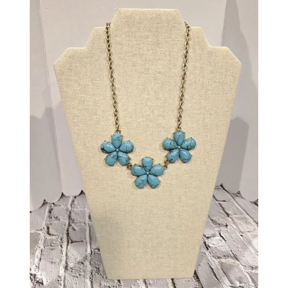 Beautiful Faux Turquoise Gold Tone Statement Necklace EUC 16" - Picture 1 of 3